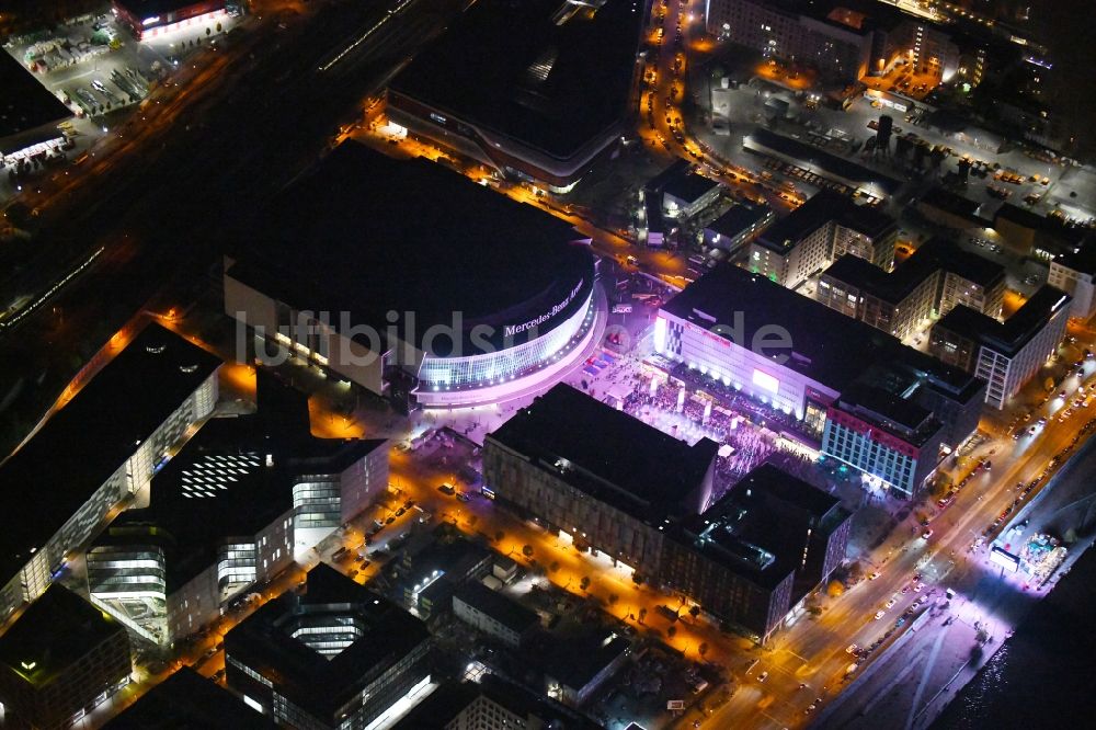 Berlin bei Nacht von oben - Nachtluftbild Mercedes-Benz-Arena im Anschutz Areal im Stadtteil Friedrichshain in Berlin