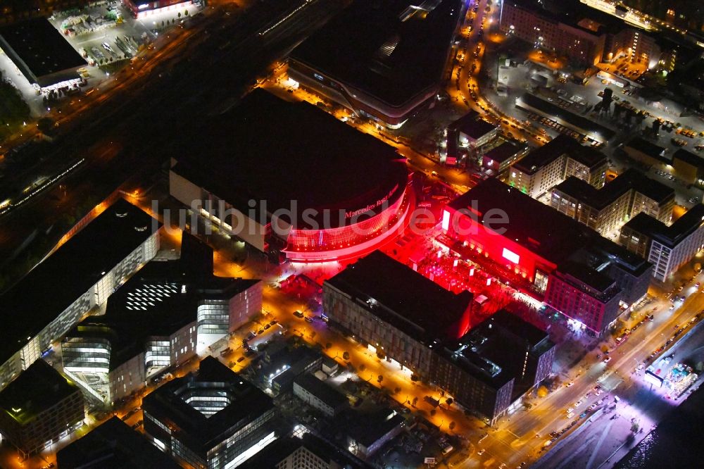 Berlin bei Nacht aus der Vogelperspektive: Nachtluftbild Mercedes-Benz-Arena im Anschutz Areal im Stadtteil Friedrichshain in Berlin