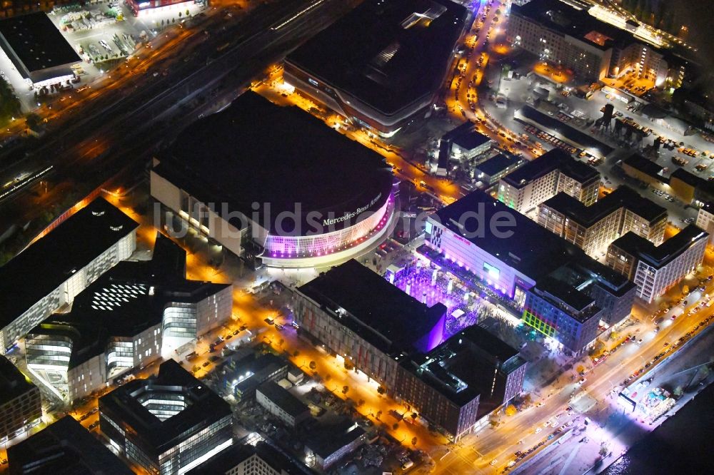 Nacht-Luftaufnahme Berlin - Nachtluftbild Mercedes-Benz-Arena im Anschutz Areal im Stadtteil Friedrichshain in Berlin