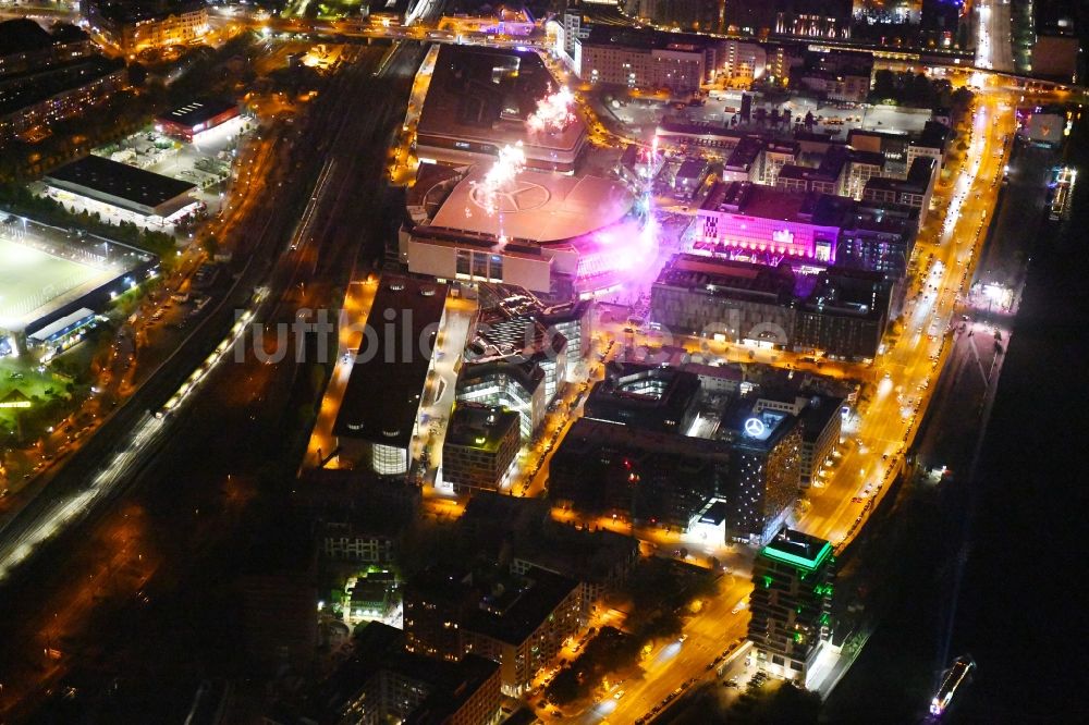 Berlin bei Nacht von oben - Nachtluftbild Mercedes-Benz-Arena im Anschutz Areal im Stadtteil Friedrichshain in Berlin