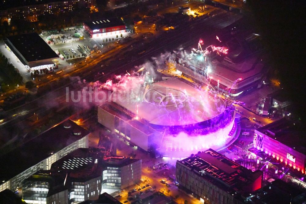 Berlin bei Nacht aus der Vogelperspektive: Nachtluftbild Mercedes-Benz-Arena im Anschutz Areal im Stadtteil Friedrichshain in Berlin