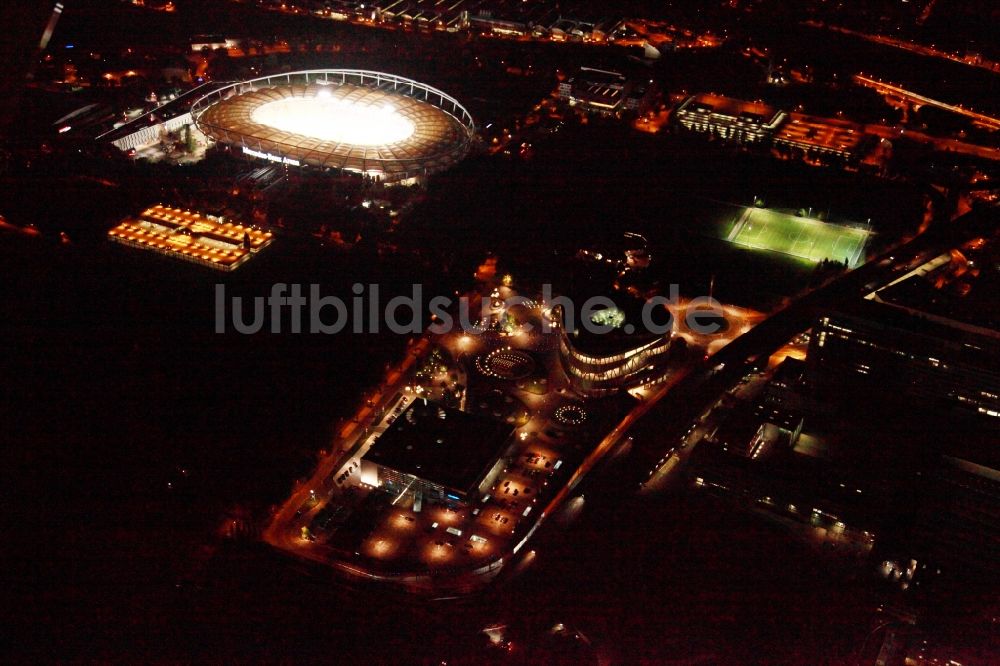 Stuttgart bei Nacht aus der Vogelperspektive: Nachtluftbild Mercedes Benz Arena und Museum Stuttgart im Bundesland Baden-Württemberg