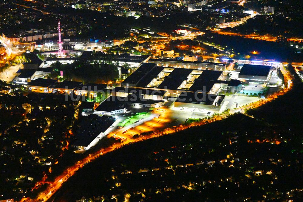 Berlin bei Nacht von oben - Nachtluftbild Messehallen am Funkturm - Messedamm - Kongreßzentrum ICC - Autobahnkreuz Stadtautobahn der BAB A100 - BAB A115 in Charlottenburg in Berlin, Deutschland