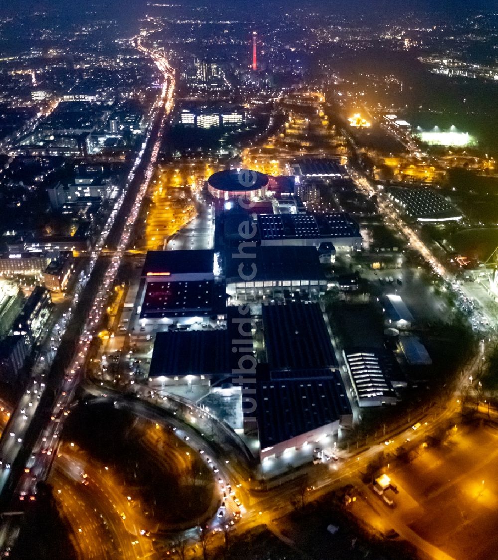 Dortmund bei Nacht aus der Vogelperspektive: Nachtluftbild Messevorplatzes der Messe Dortmund an den Westfalenhallen Dortmund am Rheinlanddamm in Dortmund im Bundesland Nordrhein-Westfalen