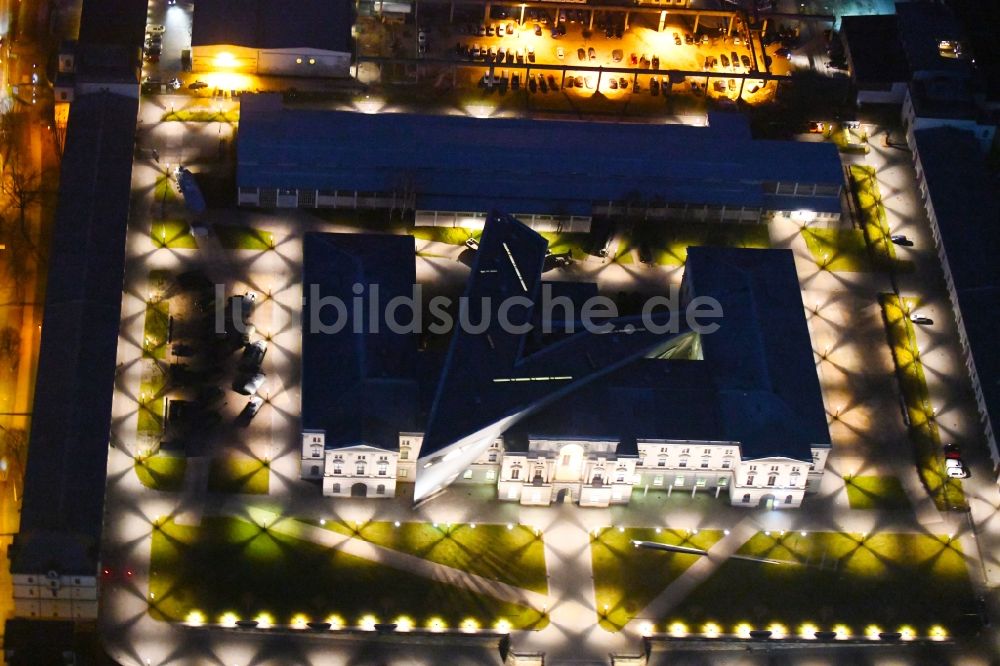 Dresden bei Nacht von oben - Nachtluftbild Militärhistorisches Museum der Bundeswehr ( MHM ) in Dresden im Bundesland Sachsen