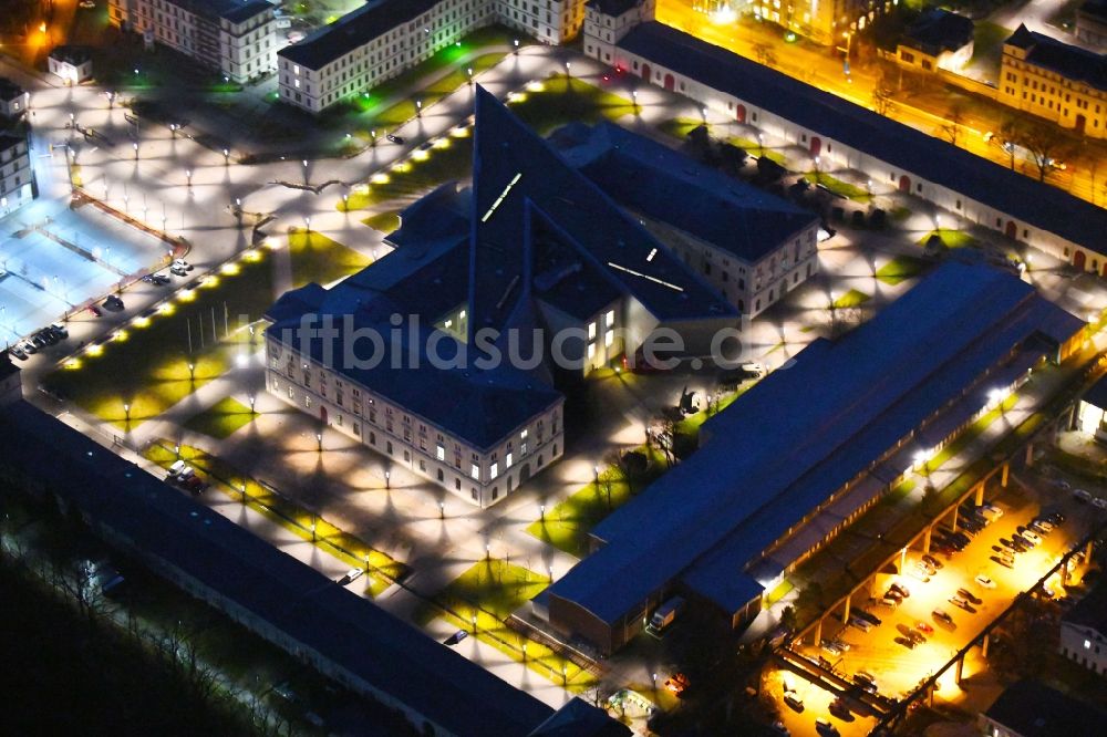 Dresden bei Nacht von oben - Nachtluftbild Militärhistorisches Museum der Bundeswehr ( MHM ) in Dresden im Bundesland Sachsen