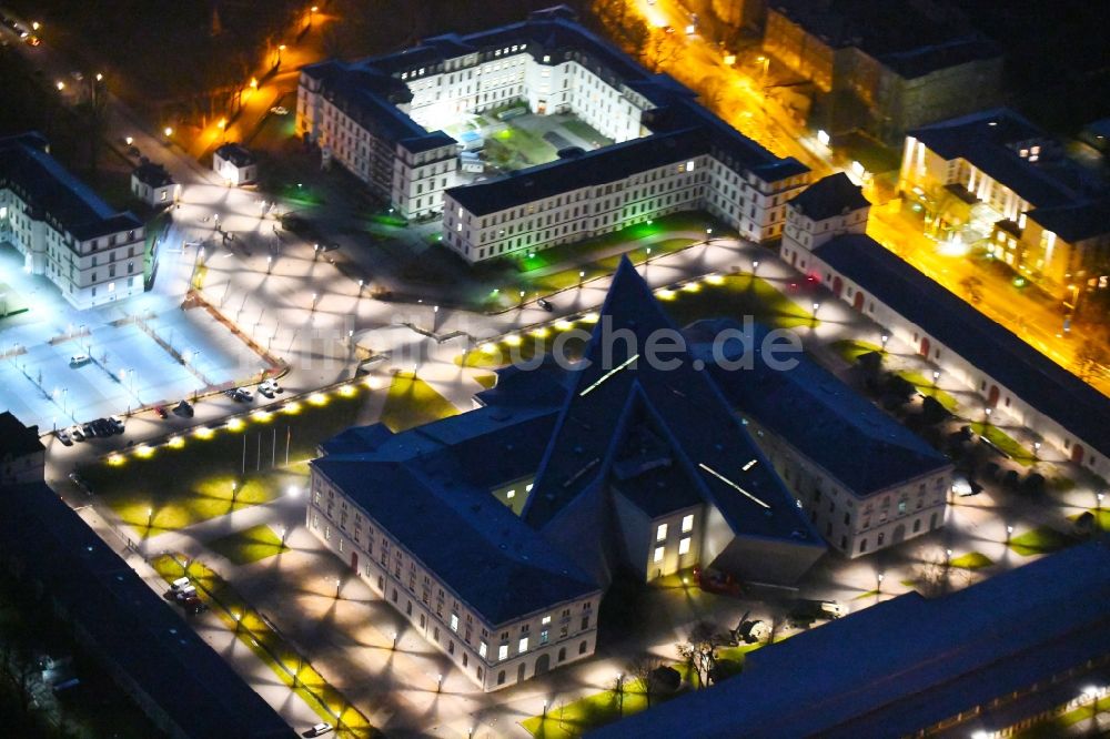 Dresden bei Nacht aus der Vogelperspektive: Nachtluftbild Militärhistorisches Museum der Bundeswehr ( MHM ) in Dresden im Bundesland Sachsen