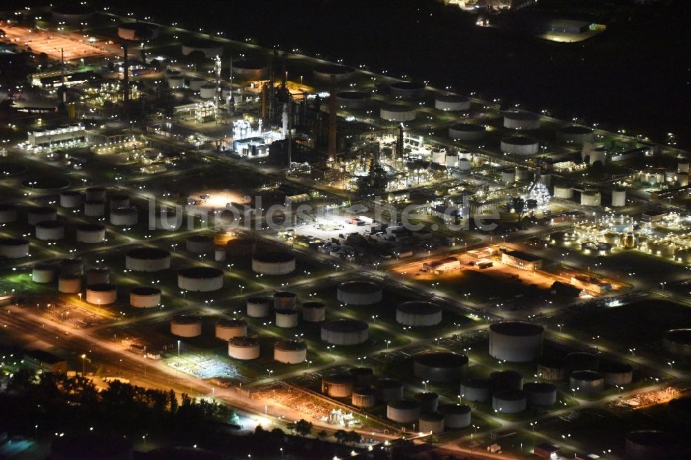 Nacht-Luftaufnahme Hamburg - Mineralöl - Hochtanklager mit Nacht- Beleuchtung im Hafenbereich am Ufer der Elbe in Hamburg