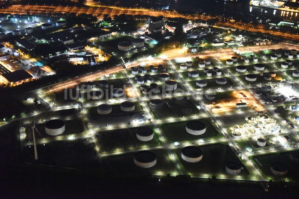 Hamburg bei Nacht von oben - Mineralöl - Hochtanklager mit Nacht- Beleuchtung im Hafenbereich am Ufer der Elbe in Hamburg