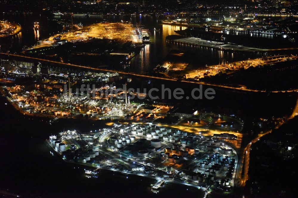 Nachtluftbild Hamburg - Mineralöl - Hochtanklager mit Nacht- Beleuchtung im Hafenbereich am Ufer der Elbe in Hamburg