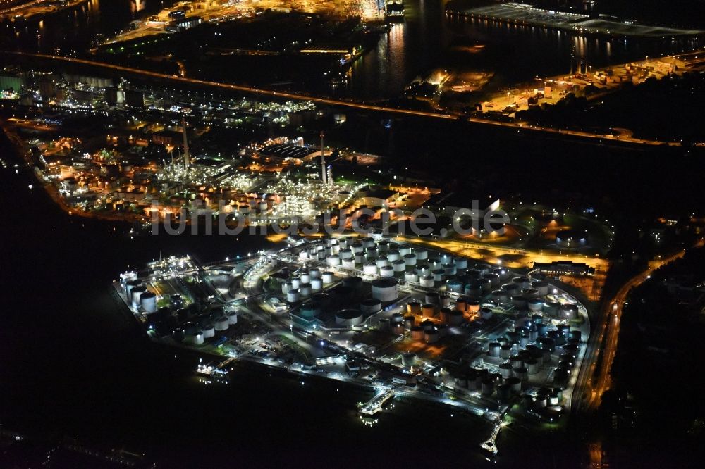 Hamburg bei Nacht von oben - Mineralöl - Hochtanklager mit Nacht- Beleuchtung im Hafenbereich am Ufer der Elbe in Hamburg