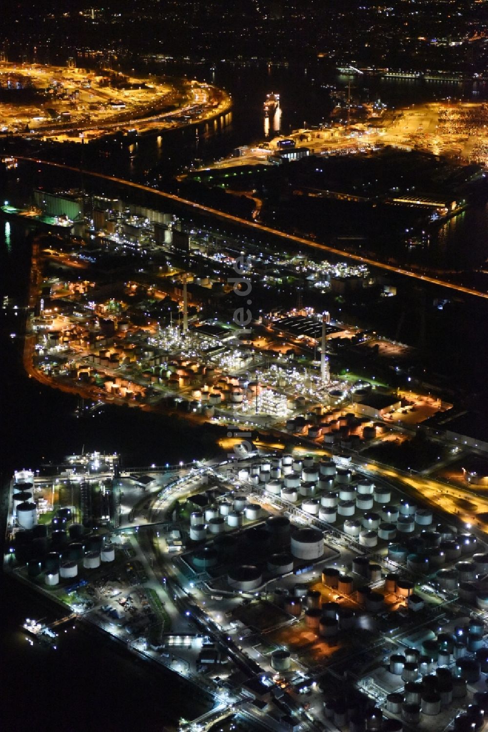 Hamburg bei Nacht aus der Vogelperspektive: Mineralöl - Hochtanklager mit Nacht- Beleuchtung im Hafenbereich am Ufer der Elbe in Hamburg