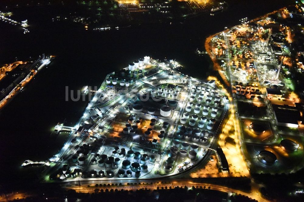 Nachtluftbild Hamburg - Mineralöl - Hochtanklager mit Nacht- Beleuchtung im Hafenbereich am Ufer der Elbe in Hamburg