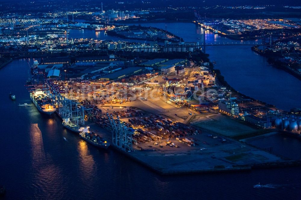 Nachtluftbild Hamburg - Nachtluftbild mit Blick auf Be- und Entladearbeiten von Containern am HHLA Container Terminal Tollerort am Vulkanhafen // Night aerial view on the loading and unloading of containers on the quay of HHLA Container Terminal Tollerort at the Vulkanhafen