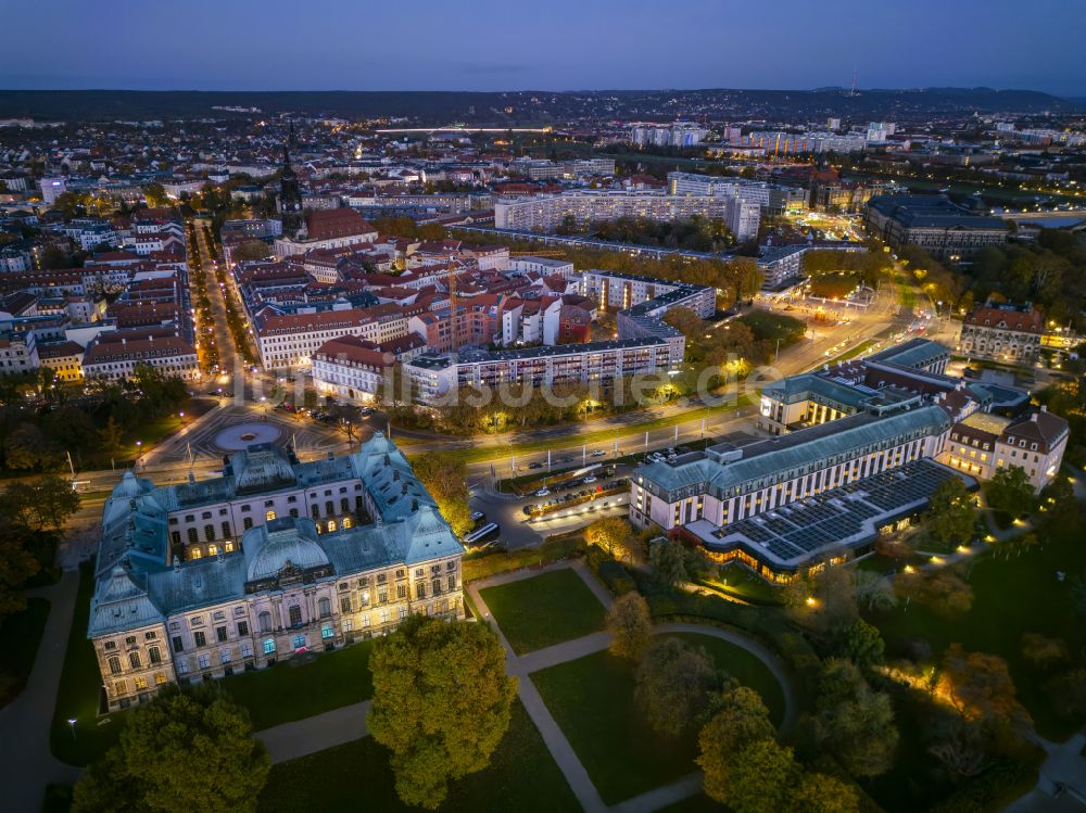 Dresden bei Nacht von oben - Nachtluftbild Museum Japanisches Palais im Ortsteil Innere Neustadt in Dresden im Bundesland Sachsen, Deutschland