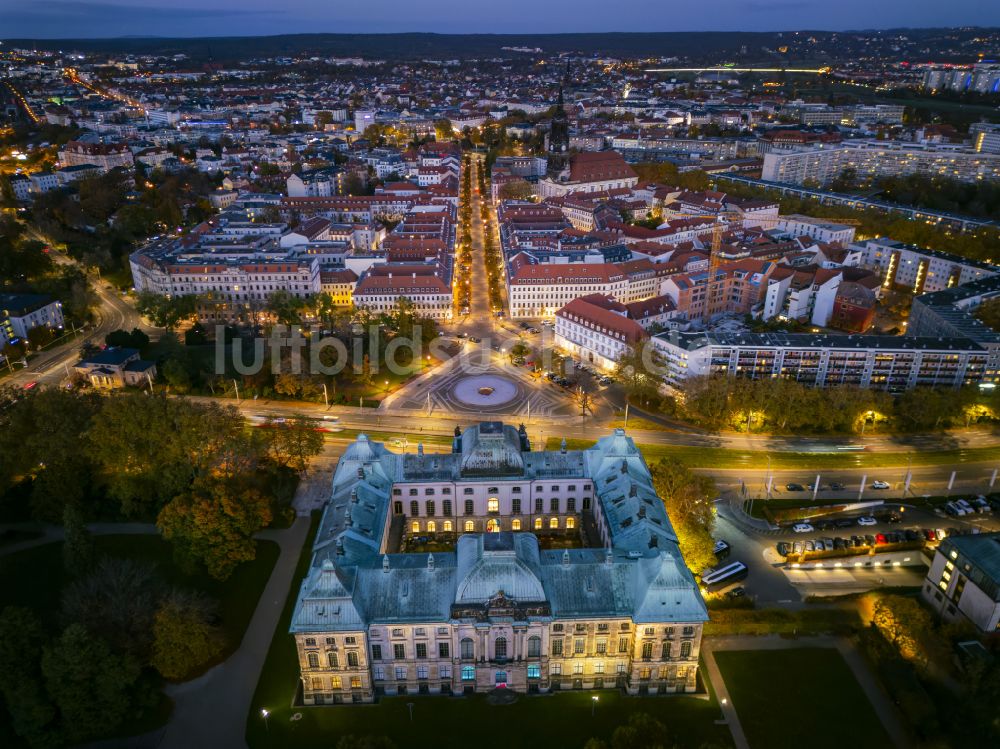 Dresden bei Nacht aus der Vogelperspektive: Nachtluftbild Museum Japanisches Palais im Ortsteil Innere Neustadt in Dresden im Bundesland Sachsen, Deutschland