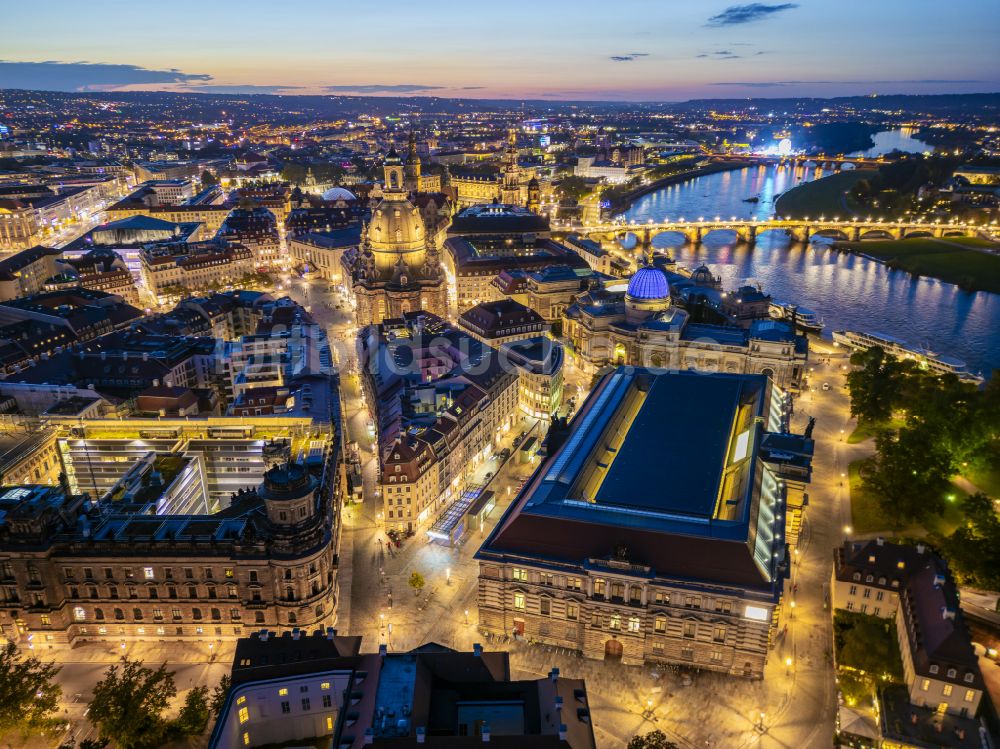 Dresden bei Nacht von oben - Nachtluftbild Museums- Gebäude- Ensemble Albertinum in Dresden im Bundesland Sachsen, Deutschland