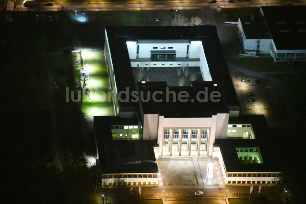 Dresden bei Nacht von oben - Nachtluftbild Museums- Gebäude- Ensemble Deutsches Hygiene-Museum in Dresden im Bundesland Sachsen