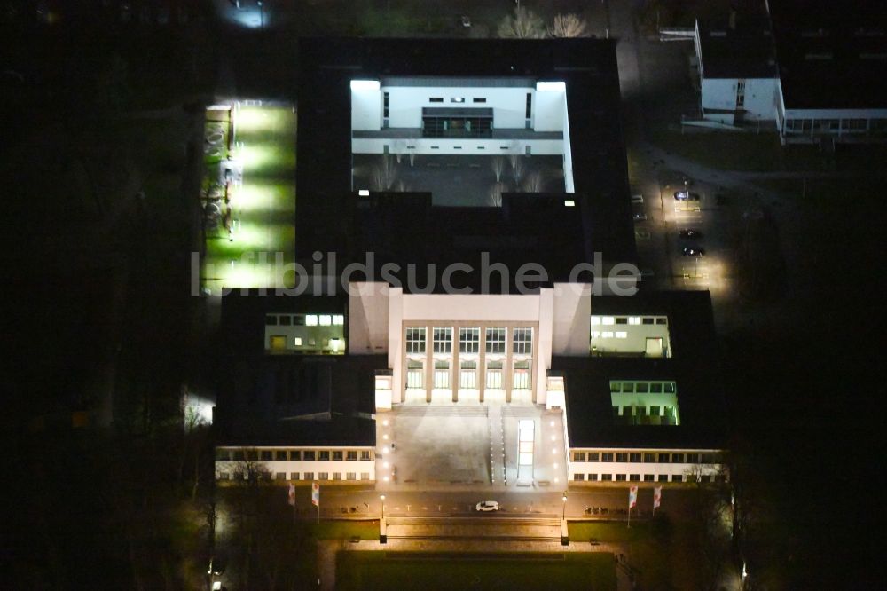 Dresden bei Nacht aus der Vogelperspektive: Nachtluftbild Museums- Gebäude- Ensemble Deutsches Hygiene-Museum in Dresden im Bundesland Sachsen