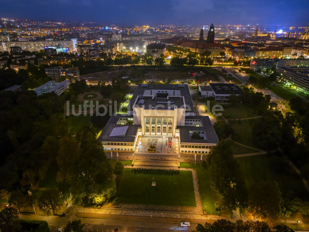 Dresden bei Nacht von oben - Nachtluftbild Museums- Gebäude- Ensemble Deutsches Hygiene-Museum in Dresden im Bundesland Sachsen