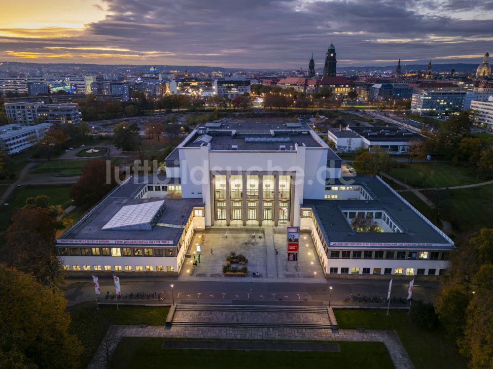 Dresden bei Nacht aus der Vogelperspektive: Nachtluftbild Museums- Gebäude- Ensemble Deutsches Hygiene-Museum in Dresden im Bundesland Sachsen