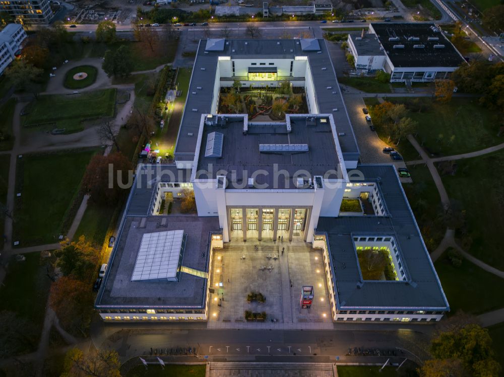 Nacht-Luftaufnahme Dresden - Nachtluftbild Museums- Gebäude- Ensemble Deutsches Hygiene-Museum in Dresden im Bundesland Sachsen