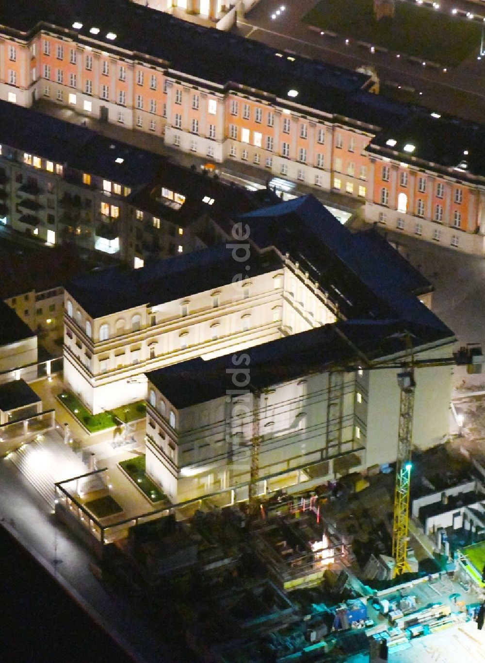 Potsdam bei Nacht aus der Vogelperspektive: Nachtluftbild Museums- Gebäude- Ensemble Museum Barberini am Stadtschloss Ensemble in der Innenstadt in Potsdam im Bundesland Brandenburg, Deutschland