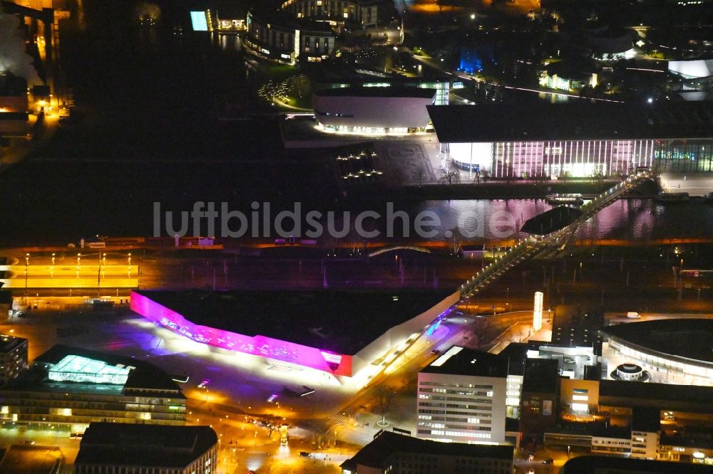 Wolfsburg bei Nacht von oben - Nachtluftbild Museums- Gebäude- Ensemble phaeno Wolfsburg in Wolfsburg im Bundesland Niedersachsen, Deutschland