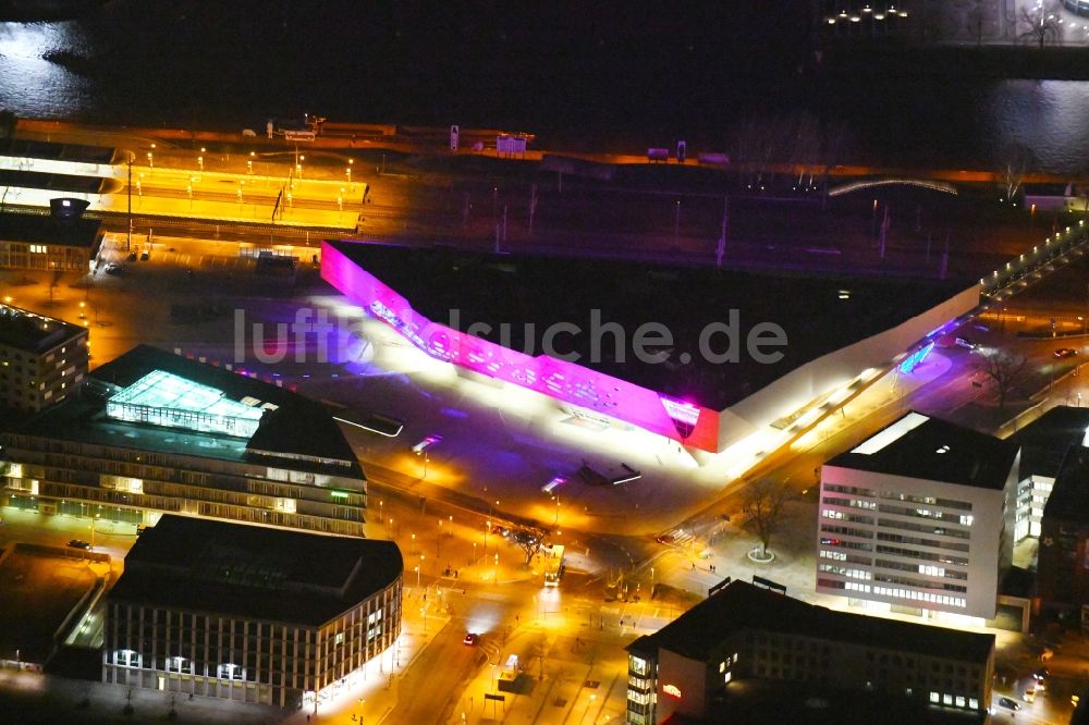 Wolfsburg bei Nacht aus der Vogelperspektive: Nachtluftbild Museums- Gebäude- Ensemble phaeno Wolfsburg in Wolfsburg im Bundesland Niedersachsen, Deutschland