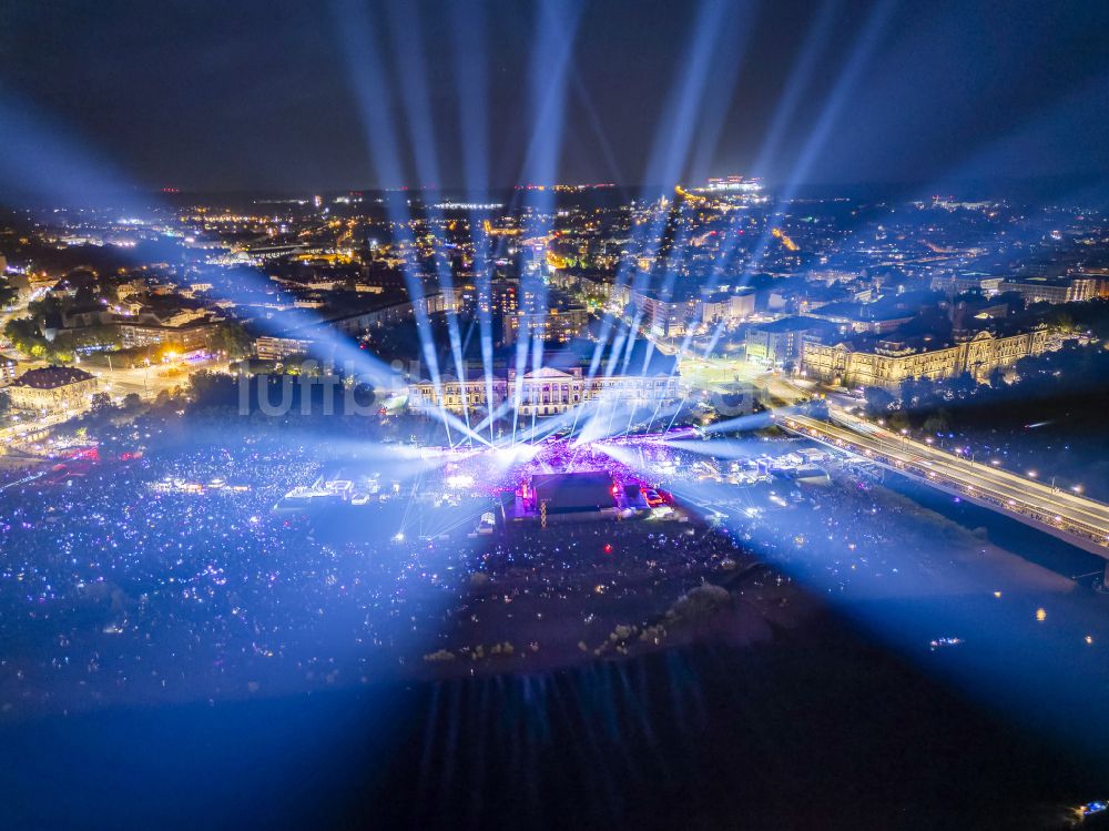 Dresden bei Nacht von oben - Nachtluftbild Musik- Konzert auf der Freilichtbühne Filmnächte am Elbufer in Dresden im Bundesland Sachsen, Deutschland