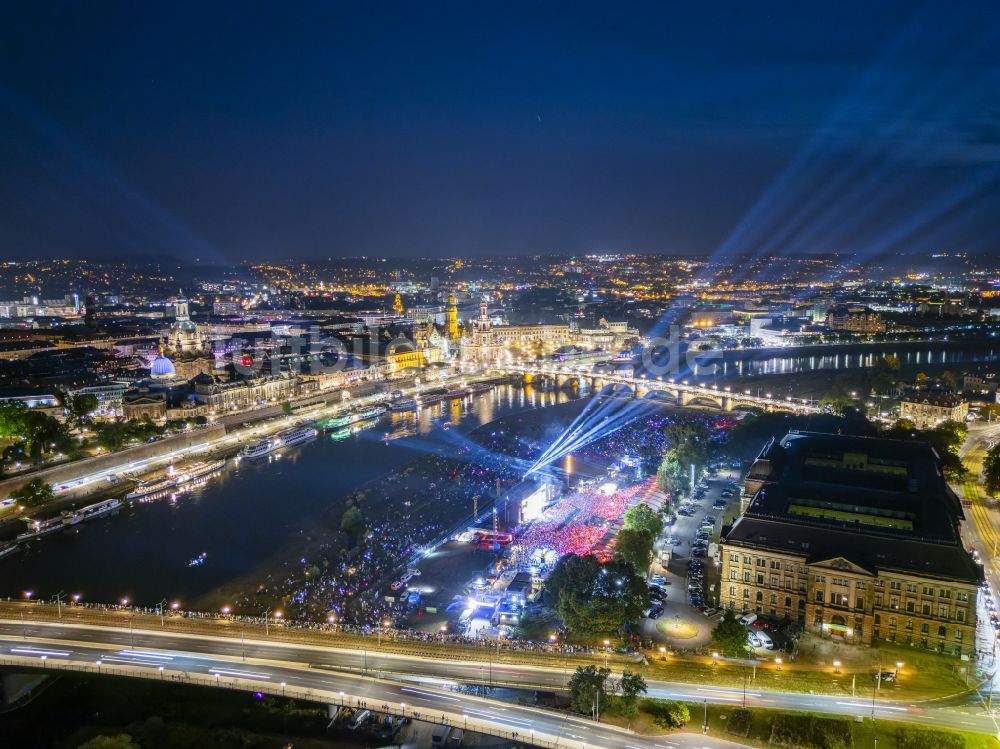 Dresden bei Nacht von oben - Nachtluftbild Musik- Konzert auf der Freilichtbühne Filmnächte am Elbufer in Dresden im Bundesland Sachsen, Deutschland