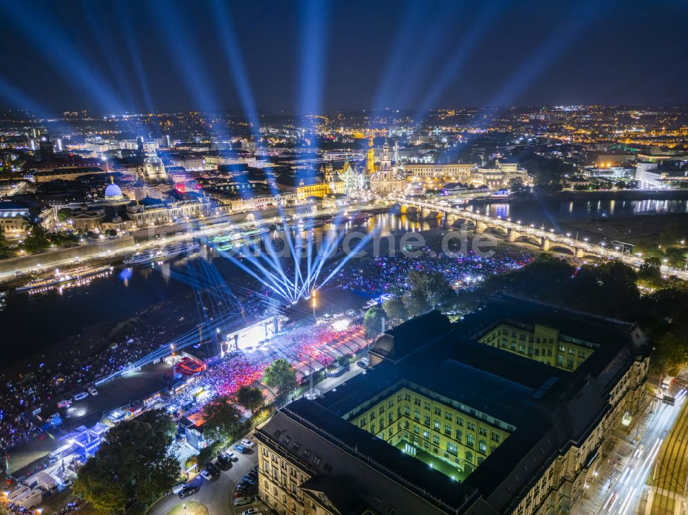 Dresden bei Nacht aus der Vogelperspektive: Nachtluftbild Musik- Konzert auf der Freilichtbühne Filmnächte am Elbufer in Dresden im Bundesland Sachsen, Deutschland