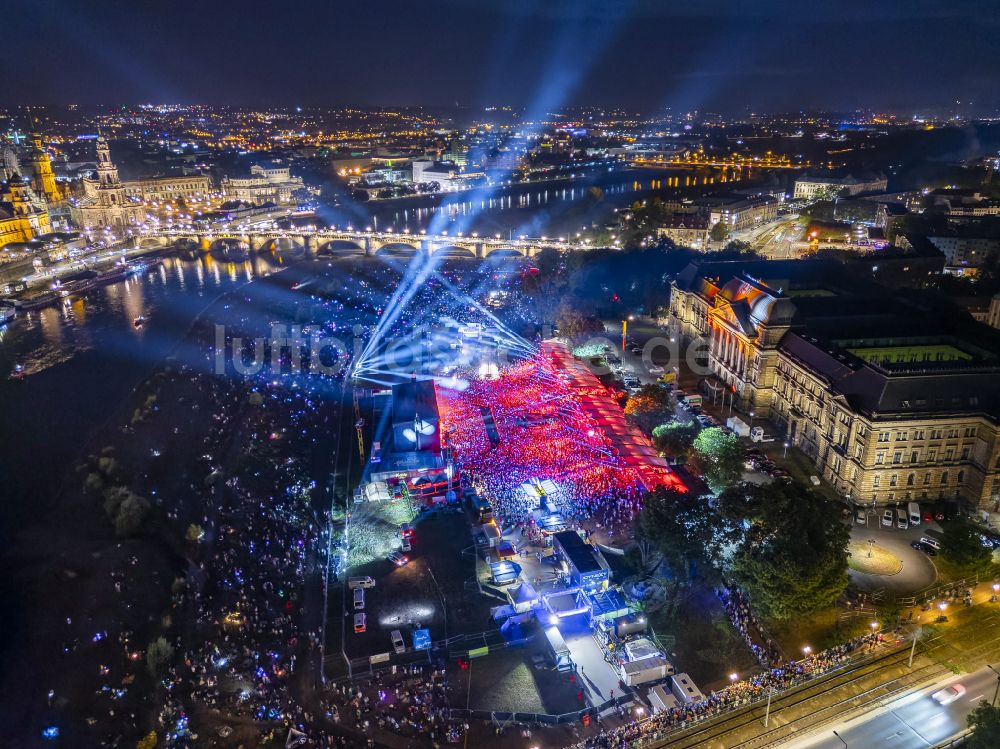 Nachtluftbild Dresden - Nachtluftbild Musik- Konzert auf der Freilichtbühne Filmnächte am Elbufer in Dresden im Bundesland Sachsen, Deutschland