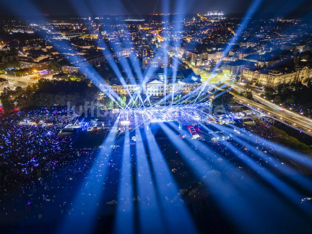 Nacht-Luftaufnahme Dresden - Nachtluftbild Musik- Konzert auf der Freilichtbühne Filmnächte am Elbufer in Dresden im Bundesland Sachsen, Deutschland