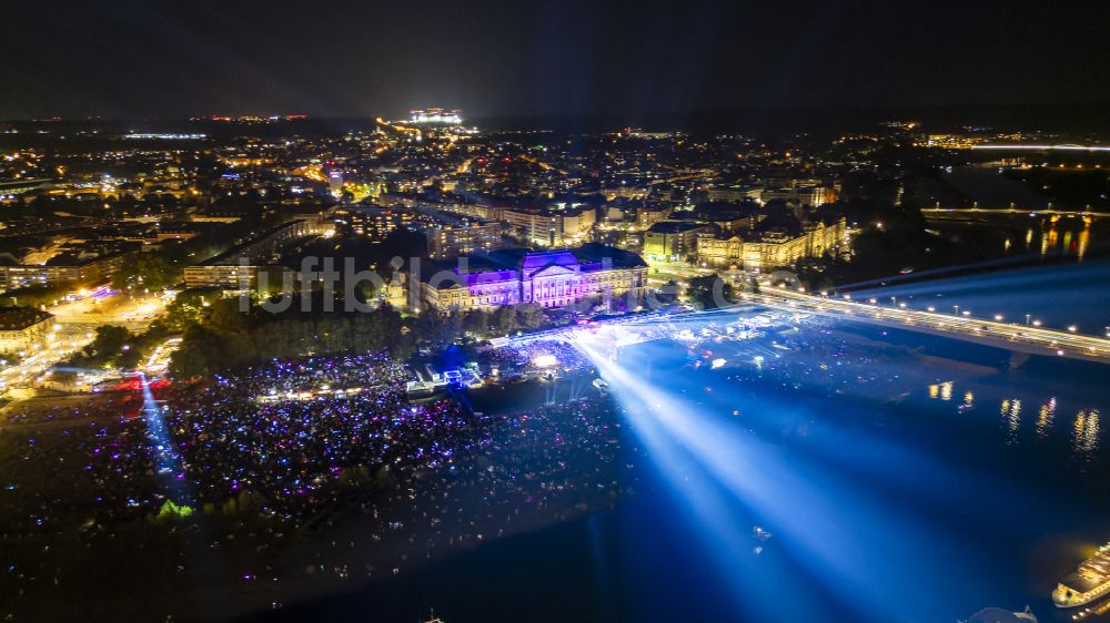 Dresden bei Nacht von oben - Nachtluftbild Musik- Konzert auf der Freilichtbühne Filmnächte am Elbufer in Dresden im Bundesland Sachsen, Deutschland