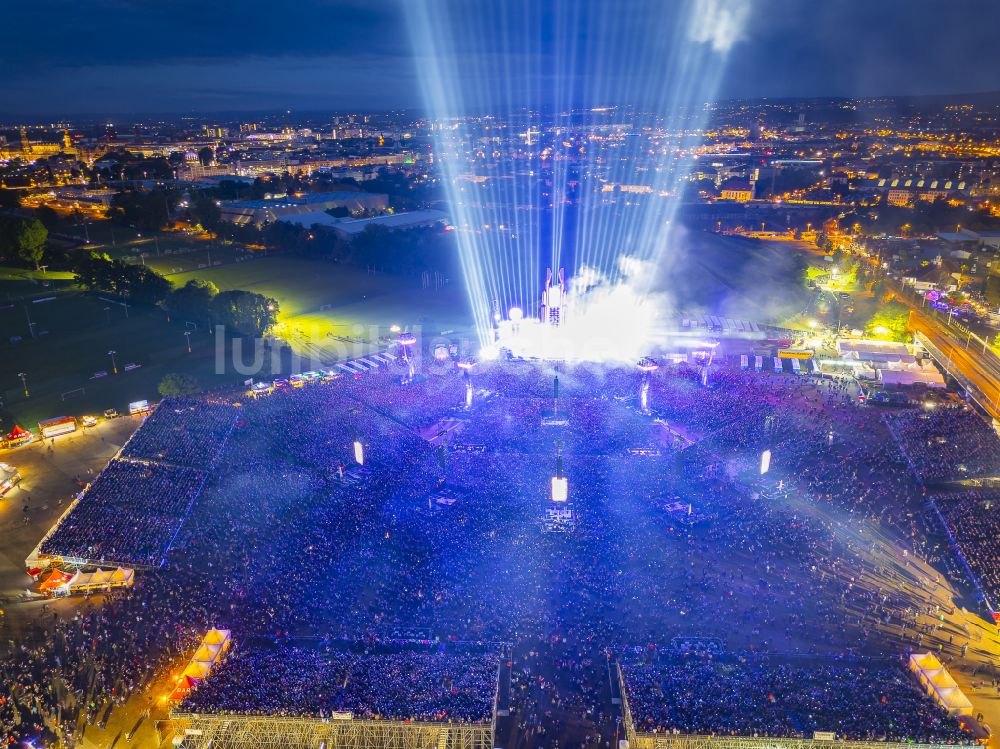 Dresden bei Nacht aus der Vogelperspektive: Nachtluftbild Musik- Konzert auf der Freilichtbühne Rammstein Tour 2024 in Dresden im Bundesland Sachsen, Deutschland