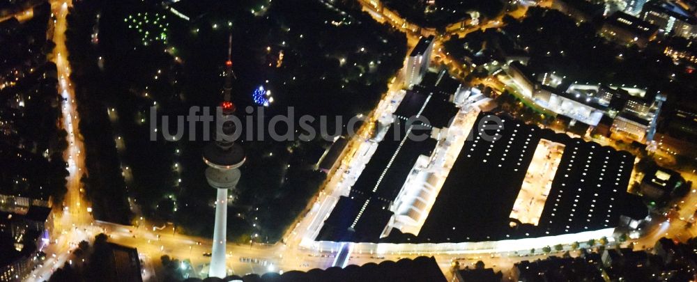 Nachtluftbild Hamburg - Nacht am Ausstellungsgelände und den Messehallen der Hamburg Messe und Congress GmbH am Fernsehturm in Hamburg