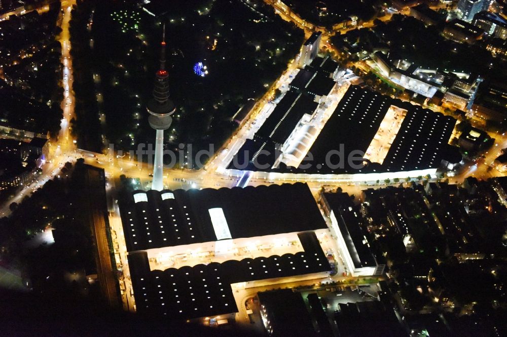 Nacht-Luftaufnahme Hamburg - Nacht am Ausstellungsgelände und den Messehallen der Hamburg Messe und Congress GmbH am Fernsehturm in Hamburg