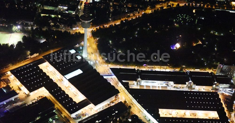 Hamburg bei Nacht aus der Vogelperspektive: Nacht am Ausstellungsgelände und den Messehallen der Hamburg Messe und Congress GmbH am Fernsehturm in Hamburg