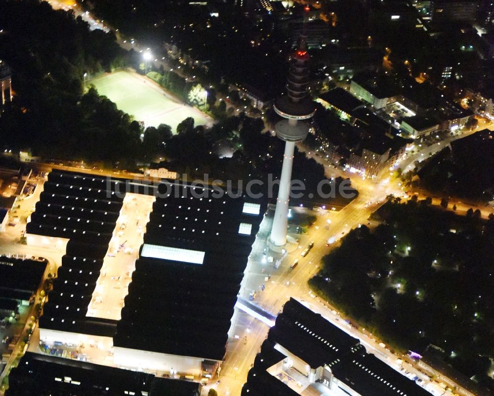 Nachtluftbild Hamburg - Nacht am Ausstellungsgelände und den Messehallen der Hamburg Messe und Congress GmbH am Fernsehturm in Hamburg