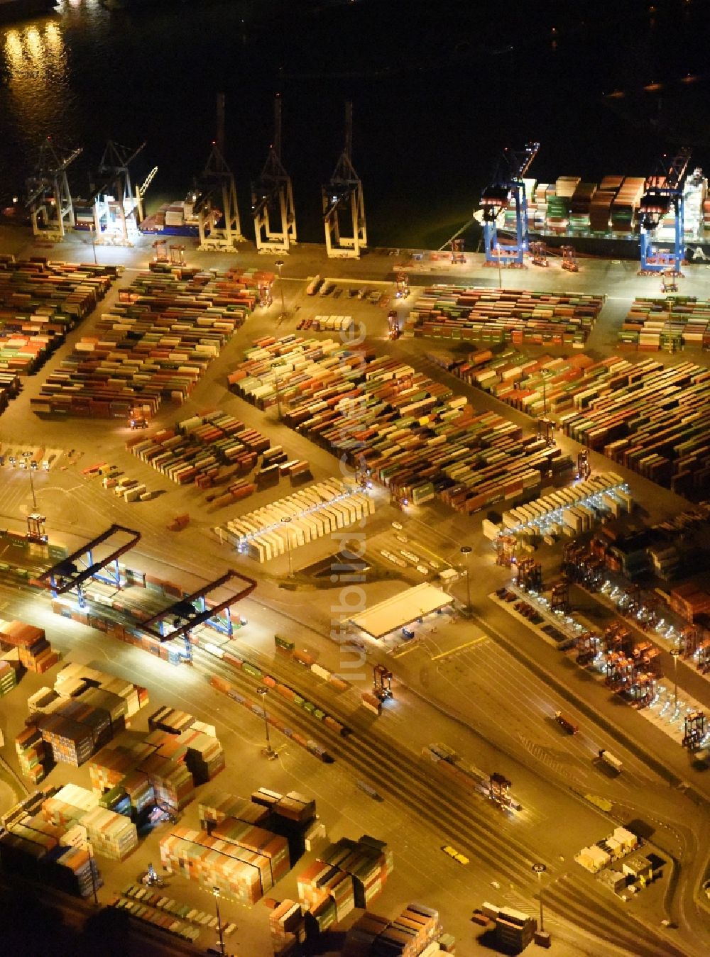 Hamburg bei Nacht von oben - Nacht- Beleuchtung des Areales Hamburger Hafen der HHLA in Hamburg