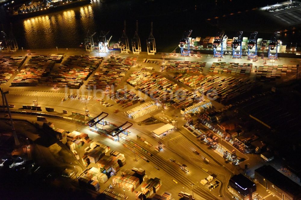 Hamburg bei Nacht aus der Vogelperspektive: Nacht- Beleuchtung des Areales Hamburger Hafen der HHLA in Hamburg