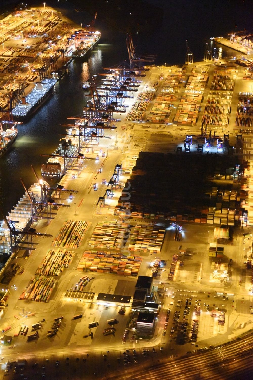 Nacht-Luftaufnahme Hamburg - Nacht- Beleuchtung des Areales Hamburger Hafen der HHLA in Hamburg