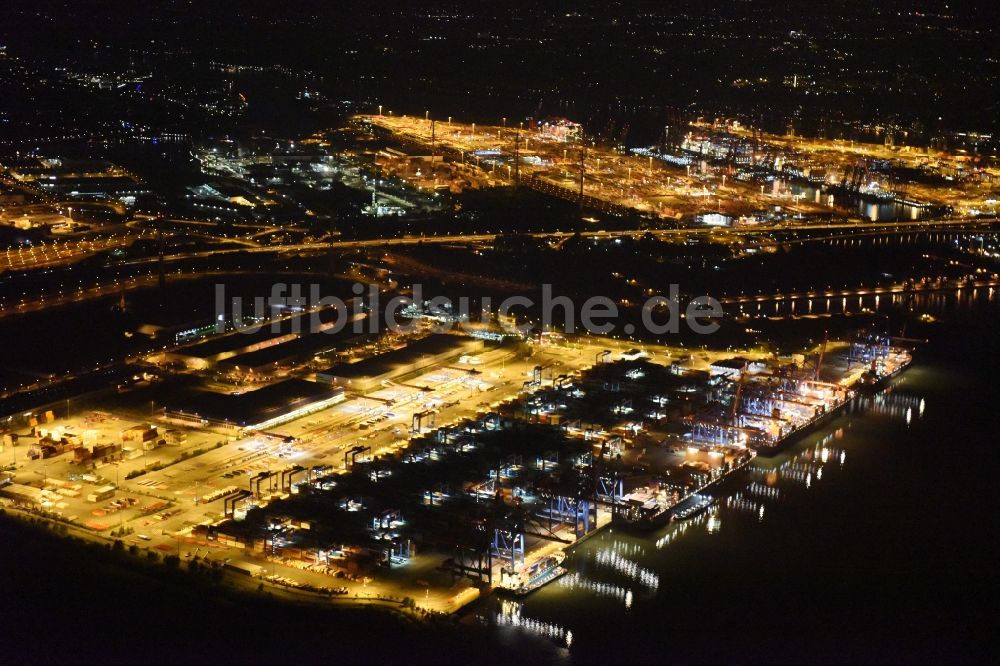 Hamburg bei Nacht aus der Vogelperspektive: Nacht- Beleuchtung des Areales Hamburger Hafen der HHLA in Hamburg