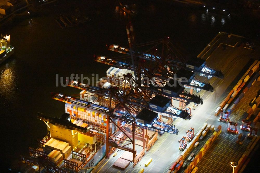 Hamburg bei Nacht aus der Vogelperspektive: Nacht- Beleuchtung des Areales Hamburger Hafen der HHLA in Hamburg