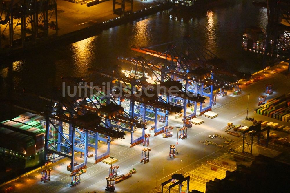 Hamburg bei Nacht aus der Vogelperspektive: Nacht- Beleuchtung des Areales Hamburger Hafen der HHLA in Hamburg