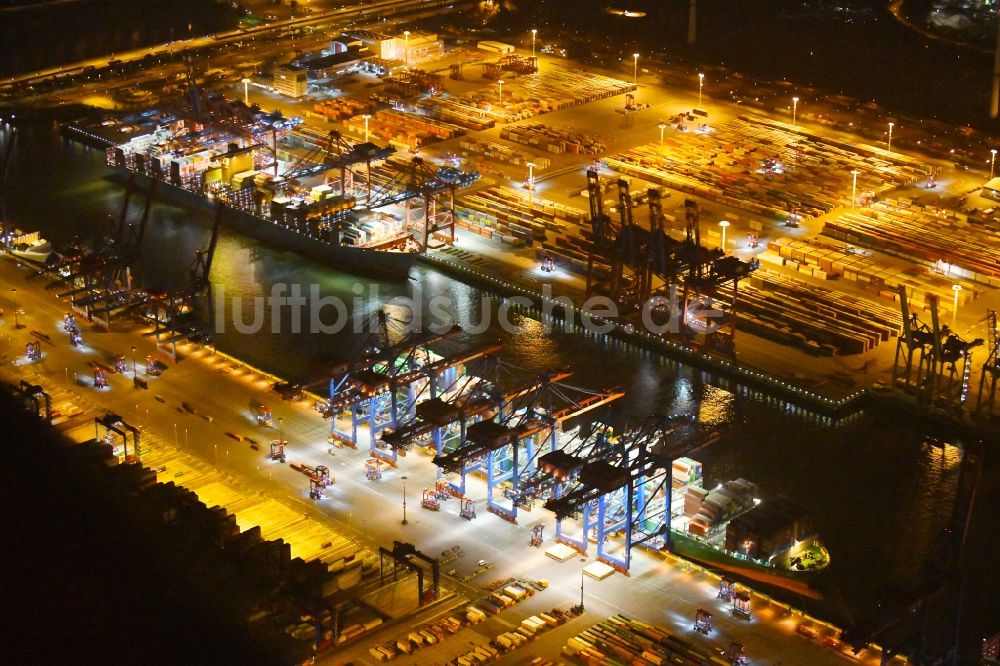 Hamburg bei Nacht aus der Vogelperspektive: Nacht- Beleuchtung des Areales Hamburger Hafen der HHLA in Hamburg