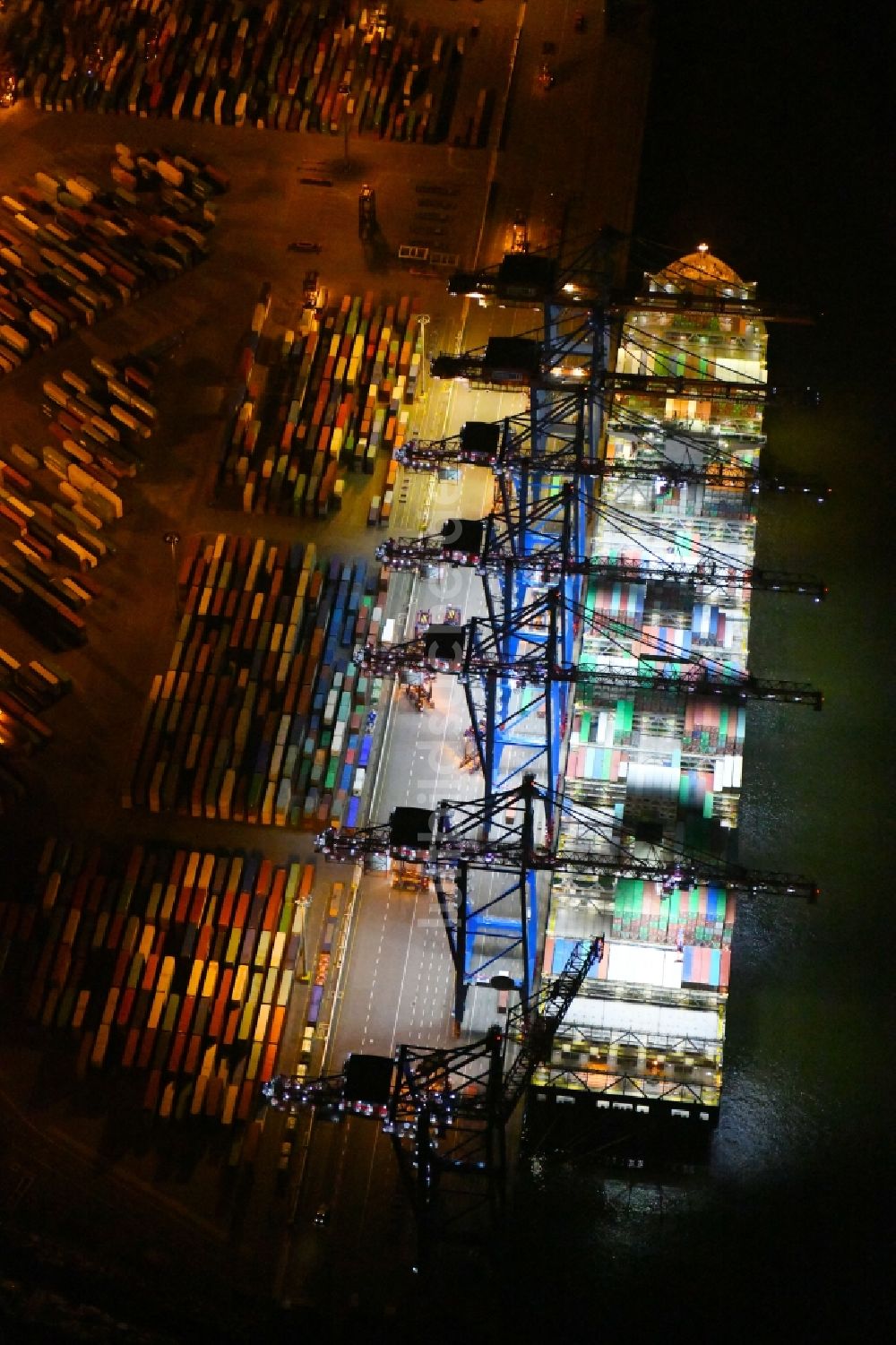 Nachtluftbild Hamburg - Nacht- Beleuchtung des Areales Hamburger Hafen der HHLA in Hamburg