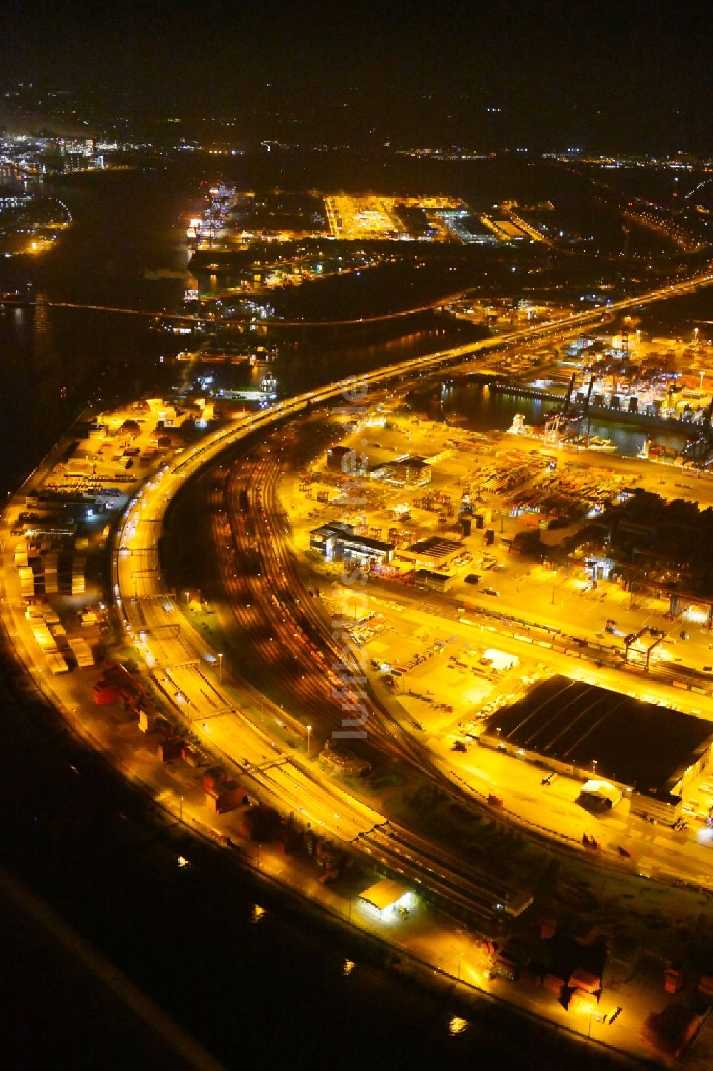 Hamburg bei Nacht aus der Vogelperspektive: Nacht- Beleuchtung des Areales Hamburger Hafen der HHLA in Hamburg