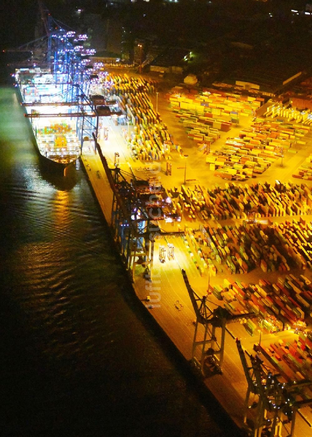 Hamburg bei Nacht aus der Vogelperspektive: Nacht- Beleuchtung des Areales Hamburger Hafen der HHLA in Hamburg